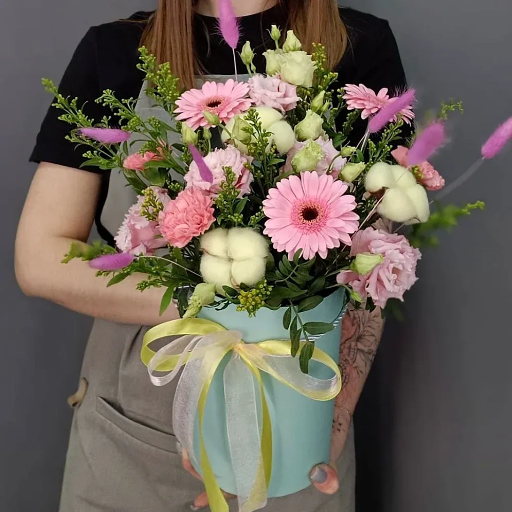 Герберы в шляпной коробке