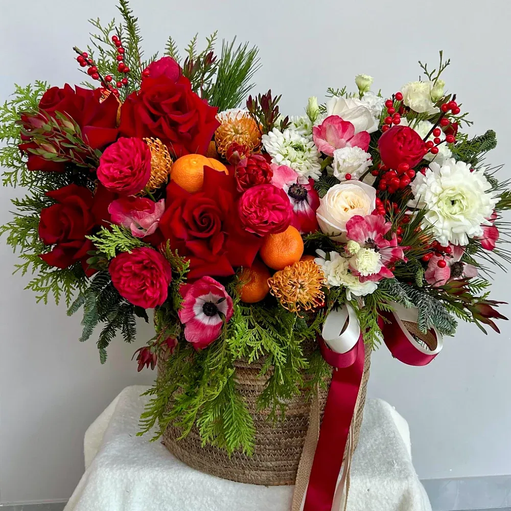 Корзины с пионовидными розами