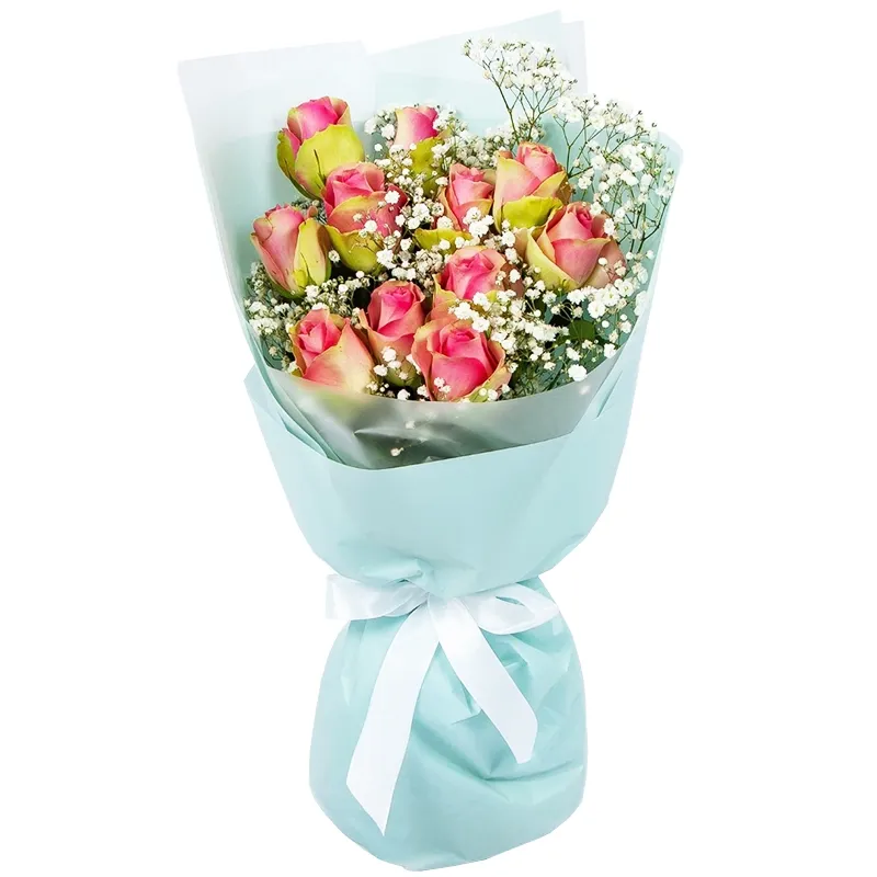 Букет из 11 розовых роз и гипсофил.